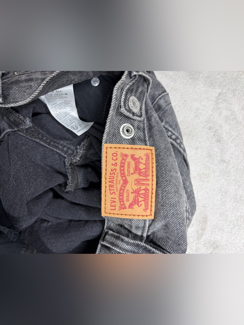 Levi’s Women’s Cinch Barrel Past Lives Black Raw Hem 100% Cotton Denim Jeans 25 - Picture 13 of 16
